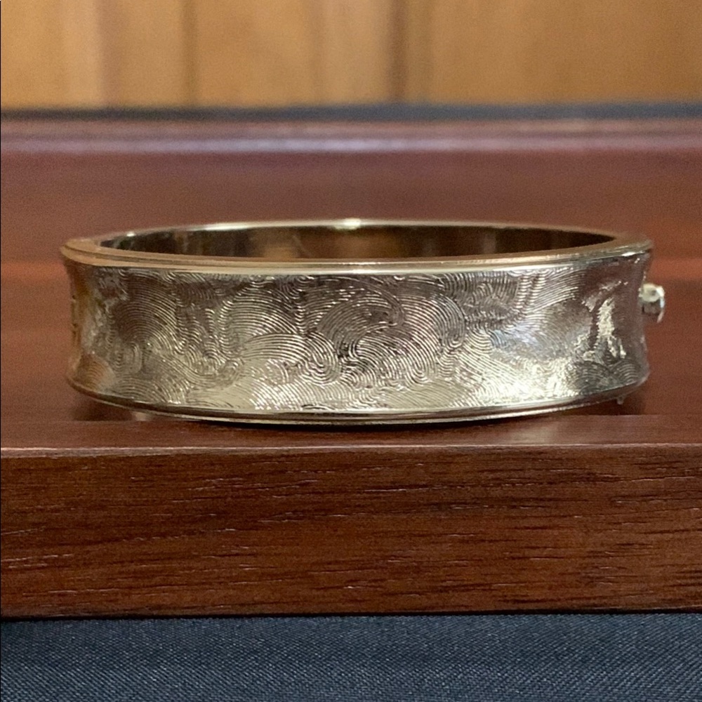 Vintage Sarah Coventry textured gold tone hinge bracelet